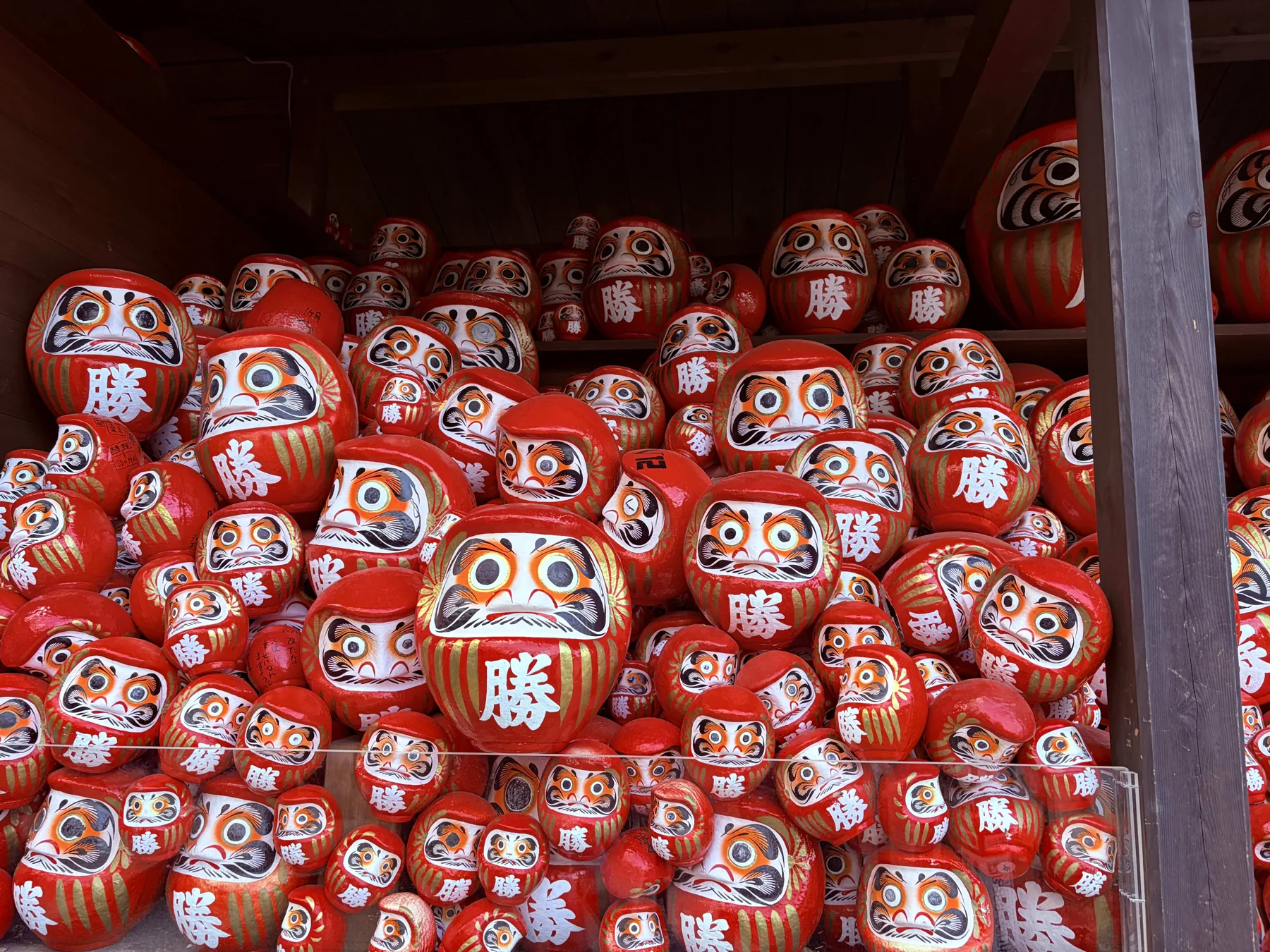 Darumas tradicionales vistos en Japón